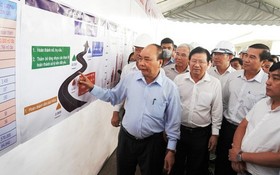 政府總理阮春福（左一）視察忠良-美順高速公路項目施工進度。（圖源：光孝）