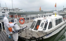 防疫人員在下龍灣遊船碼頭區進行噴霧消毒滅菌。（圖源：廣寧報）
