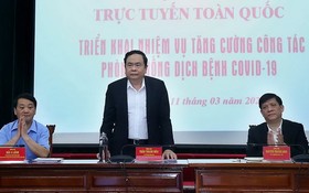 越南祖國陣線中央委員會主席陳清敏（中）主持會議並發表講話。（圖源：清情）
