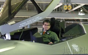 日本防衛相河野太郎15日訪問航空自衛隊三澤基地，視察了正在部署的最尖端隱形戰機F-35A，搭乘了停機狀態的戰機。（圖源：共同社）