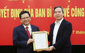 中央經濟部長阮文平（右）向阮德顯同志頒授人事委任《決定》。（圖源：嘉欣）
