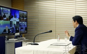 圖為 G7 視頻會議現場。 （圖源：共同社）