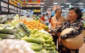 各家連鎖超市將必需品大減價以刺激購物需求。
