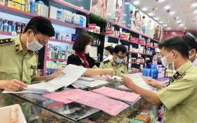 職能力量對 Ansan Cosmetics 美容品商店進行檢查。（圖源：嘉欣）