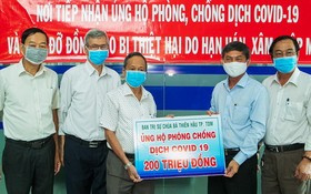 平陽省土龍木天后宮理事會代表向該省的新冠肺炎疫情防控工作贊助2億元。
