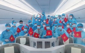 從烏克蘭乘搭波音787夢幻客機回國的越南旅客。（圖源：VNA）