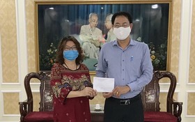 該協會辦公室主任張四妹（左）已代表將款項轉交給市越南祖國陣線委員會常務副主席阮成忠。