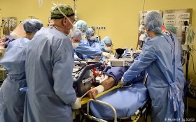 意大利米蘭San Raffaele醫院的醫護人員正為一名新冠肺炎危重症患者進行搶救。（圖源：路透社）
