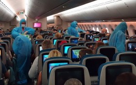 乘搭特殊航班返歐的旅客。（圖源：VNA）