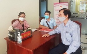 3號電力工程建設諮詢股份公司代表到市越南祖國陣線委員會辦公室向新冠肺炎 疫情防控工作捐助1億元。