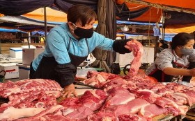 圖為河內市河東傳統市場上的一豬肉零售攤。（圖源：英明）
