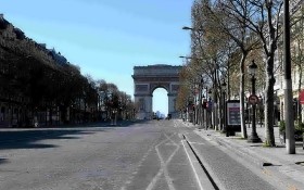 疫情影響下，法國全國封城，香榭麗舍大街的車輛極為稀少。（圖源：互聯網）