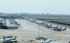 疫情期間的新山一機場停機坪泊滿飛機。