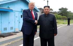 2019年6月30日，在板門店軍事分界線，美國總統特朗普（左）與朝鮮國務委員會委員長金正恩會面。（圖源：AAP）