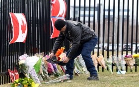 加拿大民眾在案發地擺放鮮花表達哀悼。（圖源：Journal Pioneer）