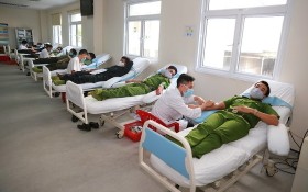 承天-順化省公安廳幹部和戰士們參加志願捐血活動。（圖源：T.H）