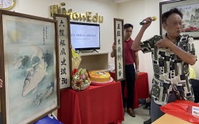 陸進義老師介紹其先父的書畫遺作，並贈予“西堤華人文化陳列室”。