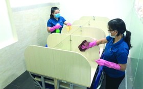為復課做好準備，該中心使用殺菌劑全面清潔校內設備。