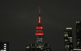 為期9天的“Heroes Shine Bright”活動由紐約帝國大廈發起，從4月24日開始，帝國大廈每晚閃動不同顏色燈光向各個不同團體致敬。（圖源：互聯網）