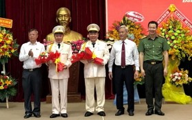 同奈省領導向兩位新任公安廳副廳長送鮮花祝賀。（圖源：同奈公安廳）