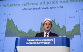 在比利時布魯塞爾的歐盟委員會總部，負責經濟事務的歐委會委員保羅‧真蒂洛尼出席新聞發佈會。（圖源：新華社）