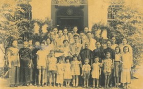 徐鐵錚和張笑馨於1957年12月26日舉行婚禮當天與雙方親戚在堤岸中華理事會館前合影。