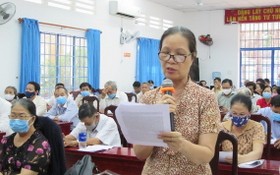 第九郡選民阮氏蓉向國會代表提出質詢。（圖源：佐琳）
