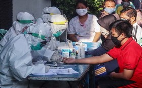 在印尼泗水，醫務工作者為人們進行新冠病毒檢測。（圖源：新華社）