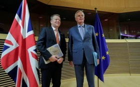英國談判首席代表戴維·弗洛斯特（左）與歐盟首席談判代表米歇爾·巴尼耶。 （圖片來源：Sky News）
