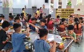 Bento飲食館於昨(16)日上午組團前往探望平陽省故鄉人道中心的孤兒。