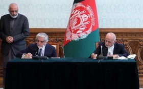 5月17日，阿富汗總統加尼（右）與競選對手、前政府首席執行官阿卜杜拉在總統府簽署權力分配協議。（圖源：新華社）
