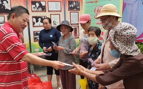杭慰瑤先生向貧困戶贈送救濟品。