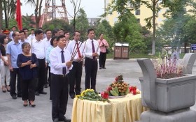 在場的北寧省領導及代表團向黃國越同志塑像上香緬懷、鞠躬致意。（圖源：芳華）