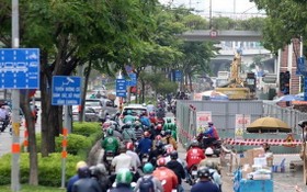 西貢橋底交岔處附近的阮文商街路段由於維修項目的圍蔽而引起交通堵塞。（圖源：嘉明）