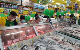 消費者在新張綠色百貨連鎖超市選購食品。