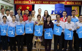 法國優格(Urgo)醫療用品公司越南辦事處昨(2)日下午在市紅十字會會址贈送1000盒創傷貼。