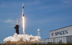 美國太空探索科技公司（SpaceX）5月30日發射火箭，31日成功以太空船將太空人送抵國際太空站，成為首家成功執行載人太空飛行任務的民間企業。（圖源：SpaceX）