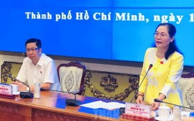 市人民議會主席阮氏麗（右）在會上發言。（圖源：市黨部新聞網）