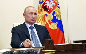 圖為6月19日俄羅斯總統普京在莫斯科的官邸出席視像會議。（圖源：AP）