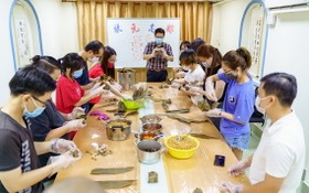 仁華國際華語學校師生一起包粽子過端午節。