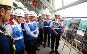 昨天上午政府副總理范平明視察地鐵１號線施工現場。（圖源：VGP）