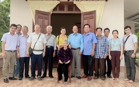 第五郡越南祖國陣線委員會與各華人會館前往廣南省看望越南英雄母親。