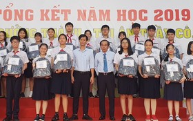 西貢實行中學獎勵各班考取優秀成績的學生。