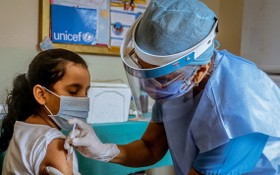 委內瑞拉玻利瓦爾州，一名10歲女童正在兒基會支持的醫療中心內進行免疫接種。（圖源：兒基會）