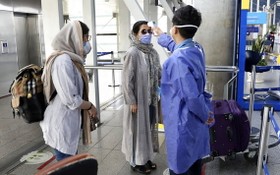 在伊朗德黑蘭的機場，工作人員為民眾量度體溫。（圖源：AP）