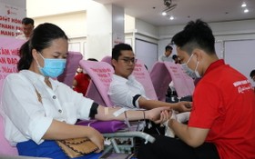 眾多年輕人踴躍參加捐血。