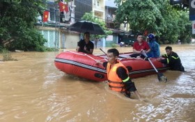 應急救援隊採用塑膠充氣船將受災民眾護送到適當處所。（圖源：VTC News）