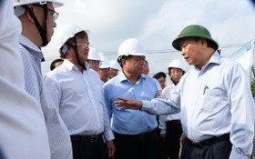 政府總理阮春福（右）視察隆城機場項目。（圖源：潘思）