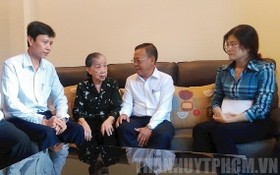 阮友協同志（右二）與市領導代表團探望越南英雄母親楊金蘭（左二）。（圖源：市黨部新聞網）