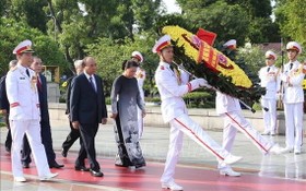 黨和國家領導人昨(25)日上午前往晉謁胡志明主席陵並敬獻花圈。（圖源：越通社）